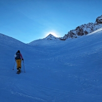 Eiskögele Skitour 11: Perfekt getimte Tour. Die Sonne versteckt sich exakt hinter der Pyramide des Eiskögele.