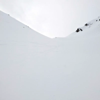 Skitour Hohe Köpfe 11: Im letzten Abschnitt des Aufstieges biegt man nun unterhalb der Nordwände nach links ab.