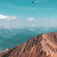 Rietzer Grieskogel 15: Das neue Gipfelkreuz im Anflug