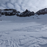 Skitour Schöntalspitze 10: Die Rinne befindet sich direkt rechts unter dem Gipfelkreuz. Deutlich weiter rechts gäbe es noch eine weitere Scharte. Über diese ist der Gipfel aber nahezu unerreichbar.