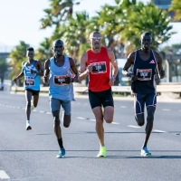 Cape Town 10K 2024: Spitzengruppe Männer: von li. Francis Abongo (Ken), Elroy Gelant + Vincent Langat (Sieger).