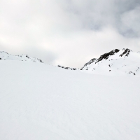 Skitour Hochreichkopf 09: Wenig Sicht. Die optimale Wegfindung wäre ohne GPX-Track sehr schwierig. Den rechts sehenden Grat passiert man links.