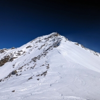 Skitour Fundusfeiler 17: Blick vom Westgrat zum Gipfel. Auf dem Grat stürmt es ordentlich.
