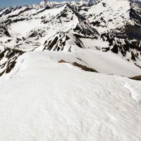 Schareck Normalweg 09: Blick vom Gipfel auf den Grat (im Frühsommer)