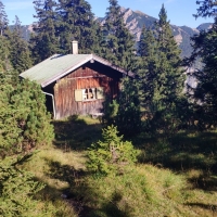 Frieder-Kreuzspitze Überschreitung 55: Im nun einfachen Abstieg gibt es bei einer kleinen Hütte einen Trinkbrunnen.