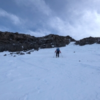Skitour Schöntalspitze 11: Kurz vor der Rinne schnallen wir bereits die Ski ab. Zu eisig ist es hier. Bei mehr Schnee kann man wahrscheinlich deutlich höher mit den Skiern aufsteigen.
