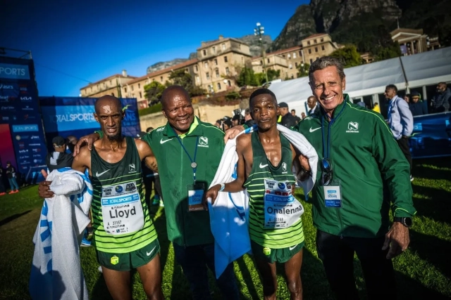 Two Oceans Marathon 2024: Teil des Green Dream Teams. (re. Nationalmanager Nedbank Running Club, Nick Bester). Foto: Tobias Ginsberg