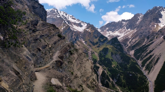 Vorderes Alpjoch und Muttekopfhütte mit Bergbahn und Alpine Coaster