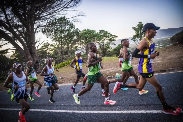 Two Oceans Marathon 2024: Spitzengruppe an erster Steigung (Foto: Tobias Ginsberg)