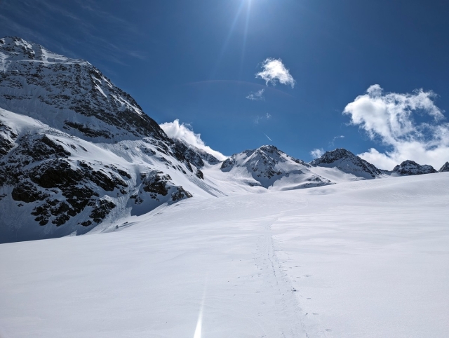 Linker Fernerkogel Skitour 01: Start bei der Höhenloipe am Mittelbergferner und nun links halten.